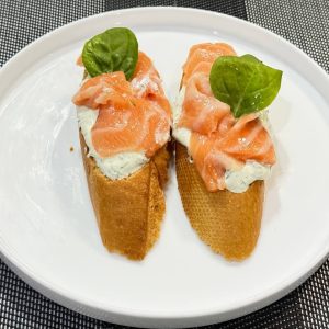 Bruschetta cu somon