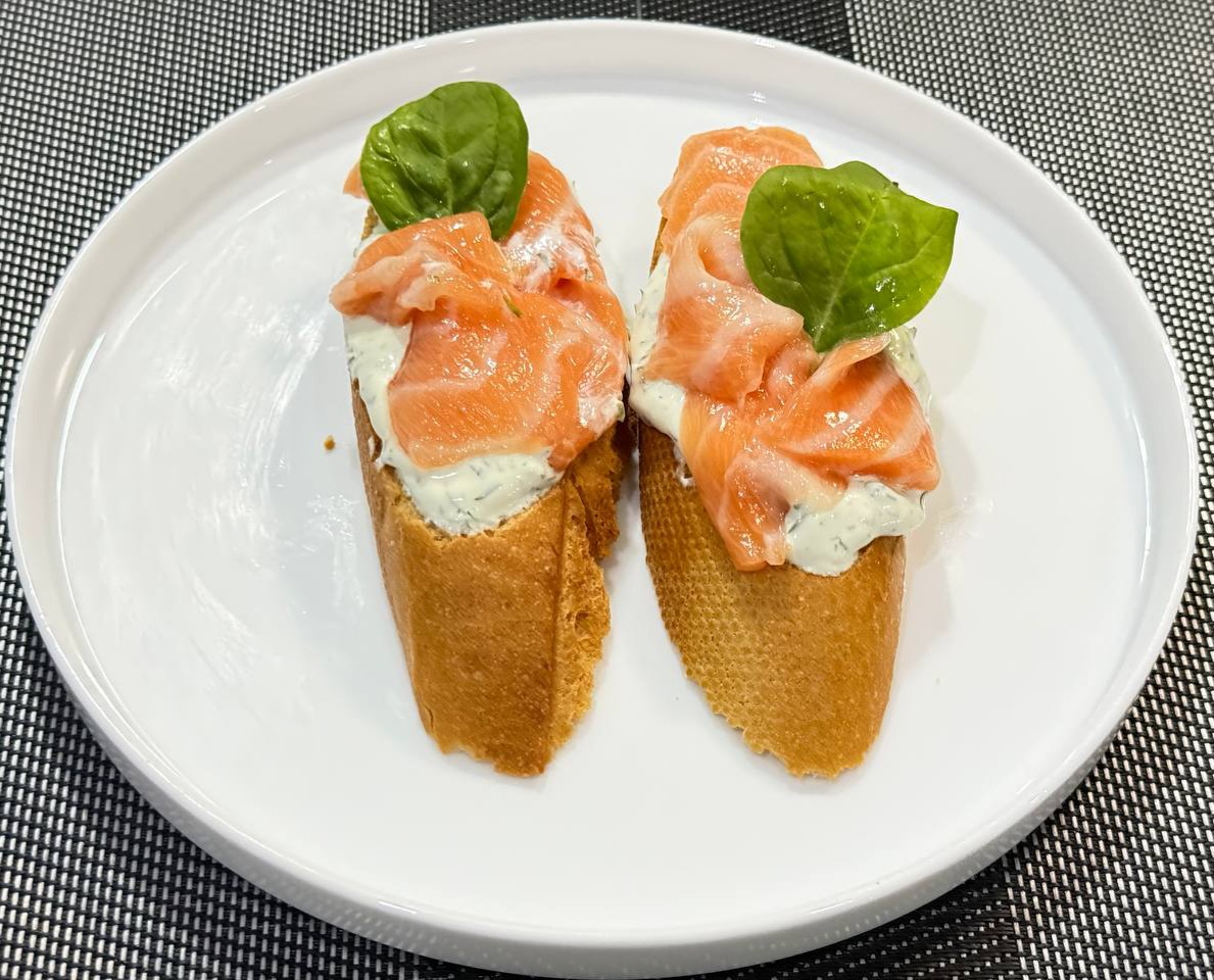 Bruschetta cu somon