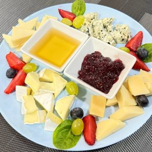 Platou de Brânzeturi cu Miere și Gem de Căpșuni